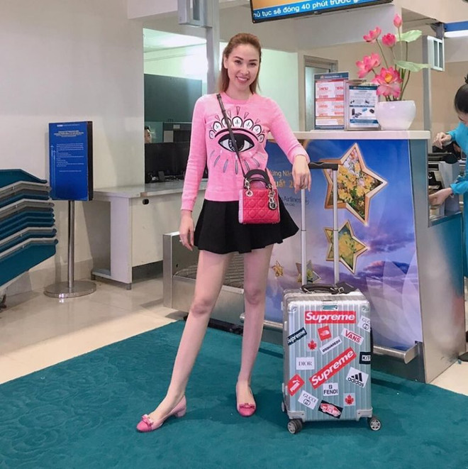 Vợ chồng Hà Tăng diện đồ đôi, Chi Pu và Kỳ Duyên “dát” hàng hiệu ảnh 14