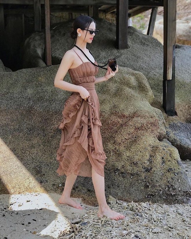 Vợ chồng Hà Tăng diện đồ đôi, Chi Pu và Kỳ Duyên “dát” hàng hiệu ảnh 13