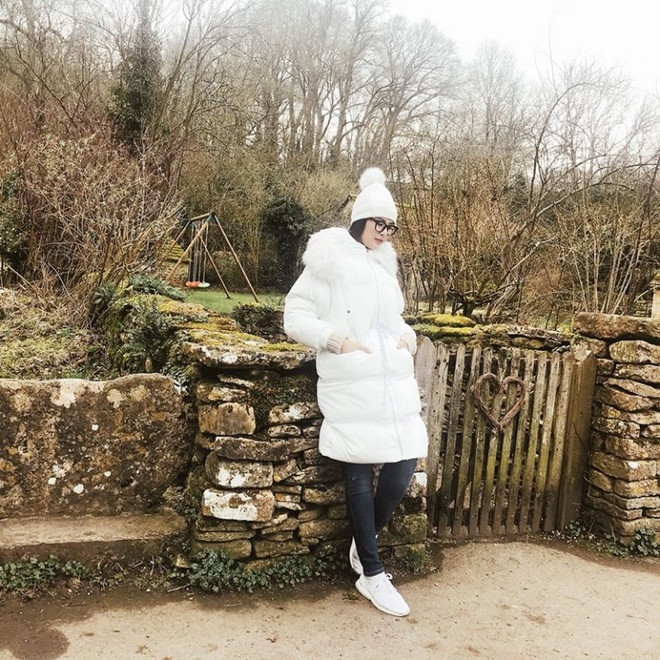 Vợ chồng Hà Tăng diện đồ đôi, Chi Pu và Kỳ Duyên “dát” hàng hiệu ảnh 8