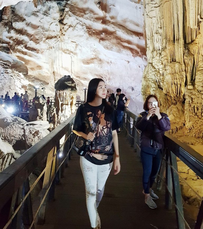 Vợ chồng Hà Tăng diện đồ đôi, Chi Pu và Kỳ Duyên “dát” hàng hiệu ảnh 15