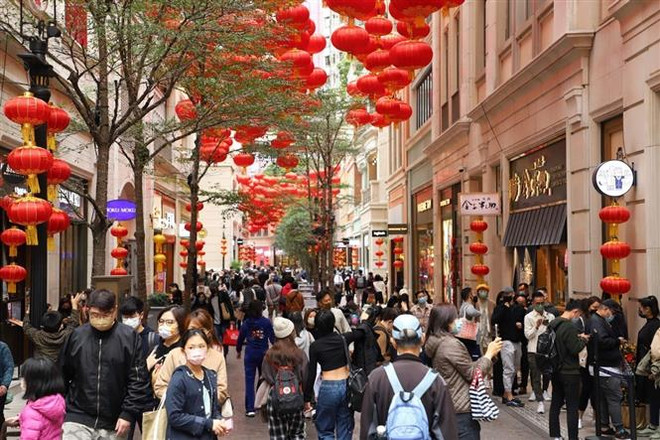 Người dân dạo trên phố Lee Tung, Wan Chai. (Ảnh: Mạc Luyện/TTXVN) Hong Kong dỡ bỏ quy định cách ly đối với người mắc COVID-19 ảnh 1