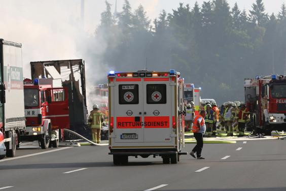Xe buýt bốc cháy do va chạm xe tải, 18 hành khách có thể đã tử vong ảnh 2