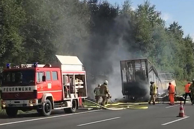 Xe buýt bốc cháy do va chạm xe tải, 18 hành khách có thể đã tử vong ảnh 1