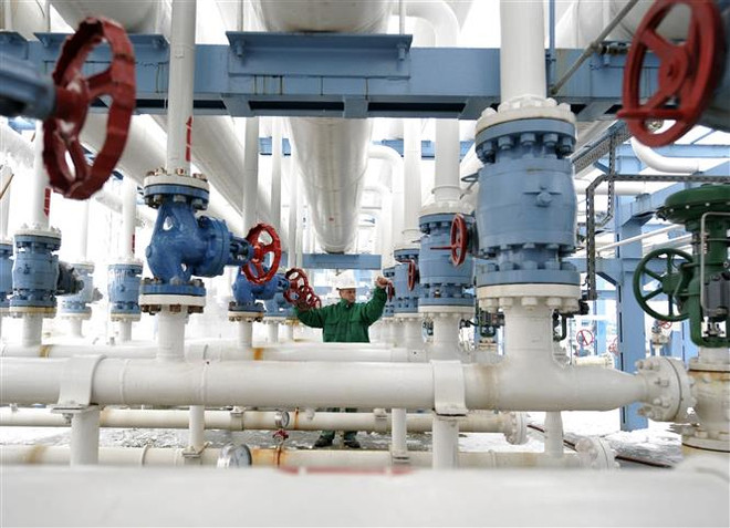 Công nhân kiểm tra định kỳ hệ thống đường ống dẫn khí đốt tại trung tâm kiểm soát khí tự nhiên ở Hajduszoboszlo, cách Budapest (Hungary) hơn 200km về phía Đông. (Ảnh: AFP/TTXVN) Hội nghị thượng đỉnh Liên minh châu Âu “nóng” với vấn đề năng lượng ảnh 1