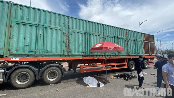 Bình Định: Va chạm với xe đầu kéo, 2 người đi xe đạp điện tử vong ảnh 1