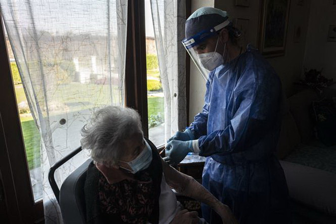 Italy ưu tiên tiêm vaccine của hãng AstraZeneca cho người cao tuổi ảnh 1