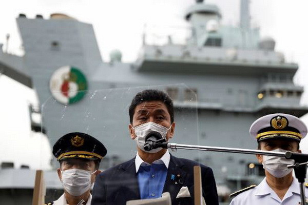 Bộ trưởng Quốc phòng Nhật Bản Nobuo Kishi thăm tàu sân bay Anh ảnh 1