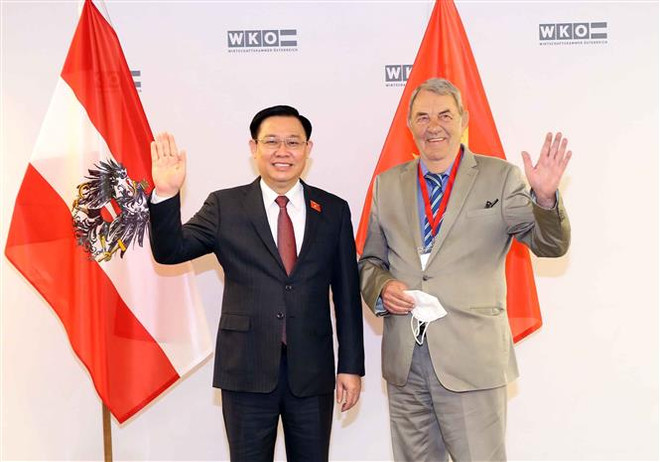 Chủ tịch Quốc hội Vương Đình Huệ với ông Richard Schenz, Phó Chủ tịch Phòng Thương mại Cộng hòa Áo. (Ảnh: Doãn Tấn/TTXVN) Chủ tịch Quốc hội Vương Đình Huệ dự Diễn đàn doanh nghiệp Việt Nam-Áo ảnh 1