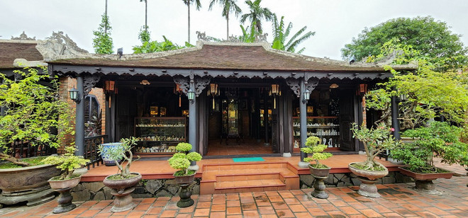 Du khách được tìm hiểu, thưởng lãm hoặc trực tiếp tham gia vào các công đoạn chế tác sản phẩm của nghề kim hoàn truyền thống Huế. (Ảnh: Sở Du lịch Thừa Thiên-Huế) kim hoan2.jpg