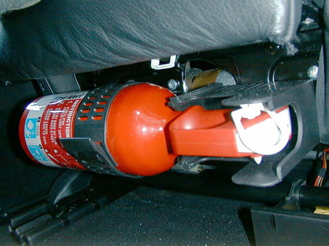 Singapore khuyến cáo người dân trang bị bình chữa cháy trên xe ôtô ảnh 1