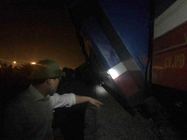 Va chạm xe container cố vượt đường sắt, đầu tàu văng khỏi đường ray ảnh 1