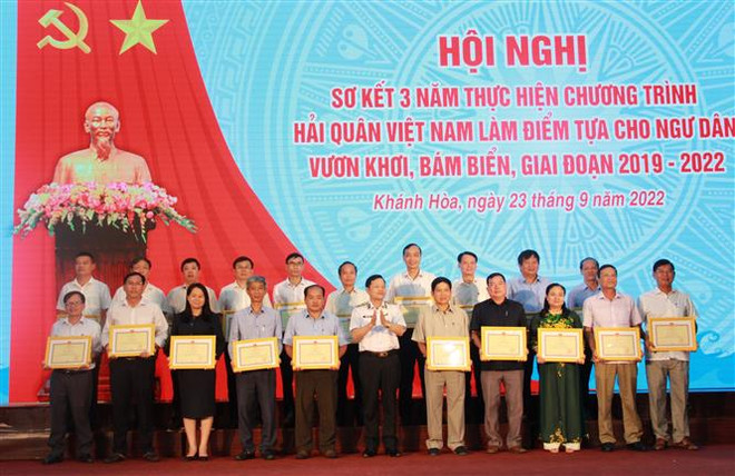 Hải quân Việt Nam - điểm tựa cho ngư dân vươn khơi, bám biển ảnh 1