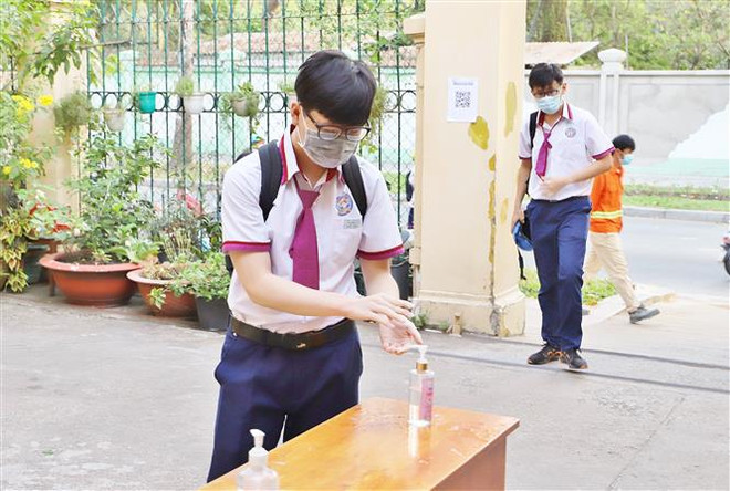 Học sinh khối trung học cơ sở tại Long An trở lại trường học trực tiếp ảnh 1