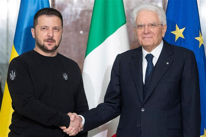 Tổng thống Italy Sergio Mattarella (phải) và Tổng thống Ukraine Volodymyr Zelensky tại cuộc gặp ở Rome ngày 13/5. (Ảnh: AFP/TTXVN) Nhà lãnh đạo Ukraine có chuyến công du đầu tiên tới Đức ảnh 1