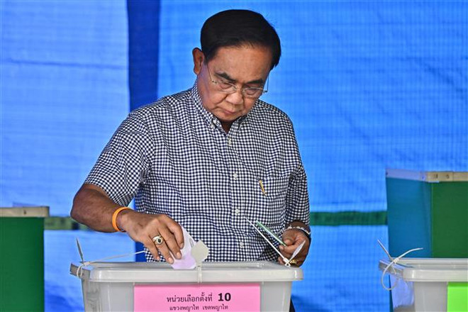 Thủ tướng Thái Lan Prayut Chan-O-Cha bỏ phiếu trong cuộc bầu cử Hạ viện tại điểm bầu cử ở Bangkok ngày 14/5. (Ảnh: AFP/TTXVN) Thái Lan: Lãnh đạo các đảng bỏ phiếu trong cuộc tổng tuyển cử ảnh 1