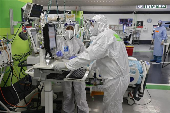 Nhân viên y tế Israel điều trị cho bệnh nhân nhiễm COVID-19 tại bệnh viện ở Haifa. (Ảnh: AFP/TTXVN) Israel: 100% bệnh nhân COVID-19 nặng nhất chưa tiêm vaccine ảnh 1