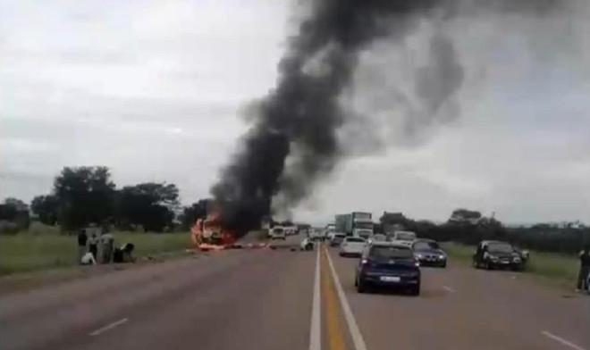 Tai nạn giao thông nghiêm trọng tại Nam Phi, 16 người bị chết cháy ảnh 1