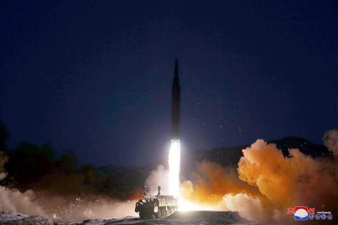 Ảnh do Hãng thông tấn Trung ương Triều Tiên KCNA đăng phát ngày 12/1: Vụ phóng thử thành công tên lửa siêu vượt âm do Viện Khoa học Quốc phòng Triều Tiên thực hiện tại một địa điểm chưa xác định. (Ảnh: AFP/TTXVN) Nhật Bản đánh giá tên lửa Triều Tiên bay theo quỹ đạo bất thường ảnh 1