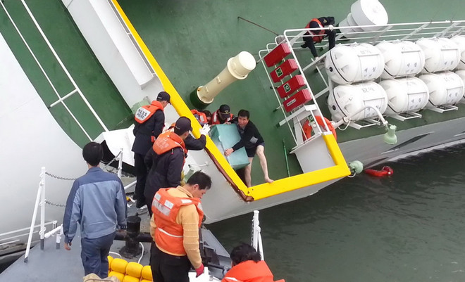 Hàn Quốc dừng tìm kiếm nạn nhân mất tích vụ chìm phà SEWOL ảnh 1