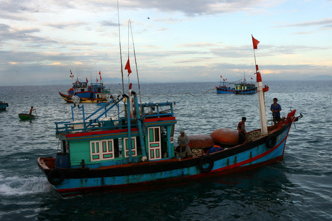 Tàu cá Nghệ An với 10 ngư dân va vào đá ngầm, chìm xuống biển ảnh 1