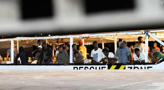 Italy bắt giữ tàu cứu hộ của Đức bị mắc kẹt trên biển ảnh 1