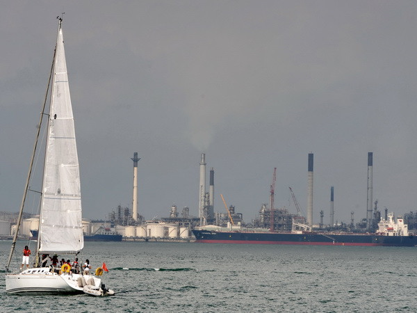 Giá dầu tăng giảm trái chiều do lo ngại về nguồn cung ảnh 1