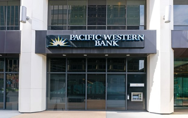 Trụ sở Ngân hàng PacWest Bancorp tại Los Angeles, Mỹ. (Ảnh: GC/TTXVN) Thỏa thuận về trần nợ là nhân tố tiêu cực với thị trường tài chính ảnh 2