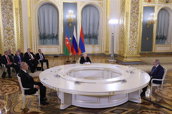 Tổng thống Azerbaijan Ilham Aliyev, Tổng thống Nga Vladimir Putin và Thủ tướng Armenia Nikol Pashinyan trong cuộc họp ở Moskva ngày 25/5. (Ảnh: AFP/TTXVN) Azerbaijan lạc quan có thể ký thỏa thuận hòa bình trong tương lai gần ảnh 1