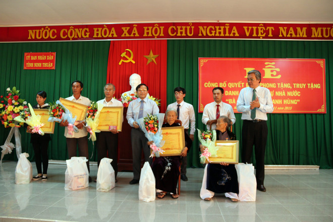 Cao Bằng trao tặng danh hiệu cho 63 mẹ Việt Nam anh hùng ảnh 1