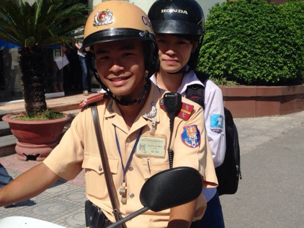 Cảnh sát giao thông Hà Nội giúp thí sinh lạc đường tới điểm thi ảnh 1