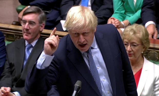 Thủ tướng Boris Johnson phát biểu ngày 25/9. (Nguồn: Reuters) Thủ tướng Anh bị chỉ trích vì sử dụng ngôn ngữ đối đầu tại quốc hội ảnh 1
