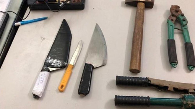 Khởi tố hai đối tượng dùng dao bầu chống trả công an ảnh 2