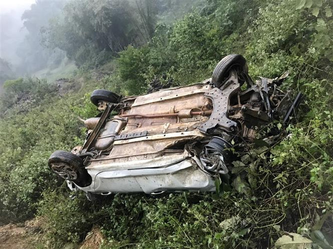 Hòa Bình: Xe taxi lao xuống vực khiến ba người bị thương ảnh 1