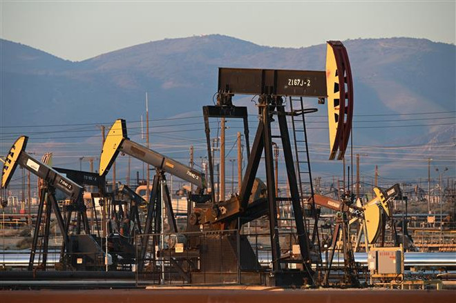 Giếng dầu South Belridge ở hạt Kern, bang California (Mỹ). (Ảnh: AFP/TTXVN) Giá dầu giảm hơn 2% do các ngân hàng trung ương lớn sắp tăng lãi suất ảnh 1