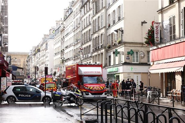 Cảnh sát phong tỏa hiện trường vụ nổ súng ở Paris, Pháp ngày 23/12/2022. (Ảnh: AFP/TTXVN) Pháp công bố 80 biện pháp đối phó nạn phân biệt chủng tộc ảnh 1