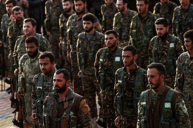Các tay súng nhóm vũ trang Các đơn vị bảo vệ nhân dân người Kurd (YPG) tại thành phố Qamishli, Syria. (Ảnh: AFP/ TTXVN) Đàm phán giữa quân đội Mỹ-Thổ Nhĩ Kỳ sẽ tiếp tục vào tuần tới ảnh 1