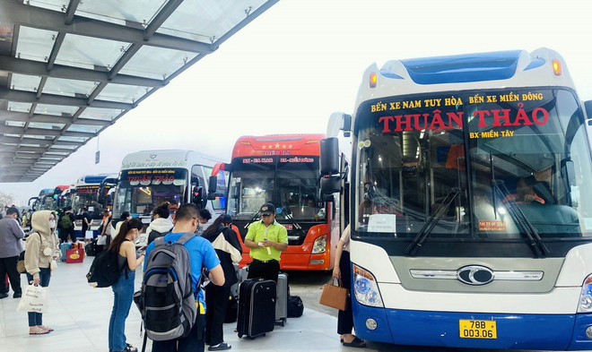 Hành khách lên xe về quê tại Bến xe miền Đông mới. (Ảnh: TTXVN phát) ttxvn-xe khach.jpg