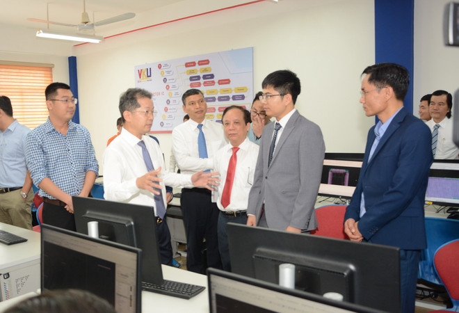 Lãnh đạo thành phố Đà Nẵng tham quan lớp đào tạo nhân lực Vi mạch bán dẫn. (Ảnh: Văn Dũng/TTXVN) ttxvn-vi mach.jpg