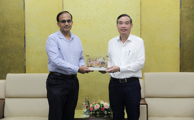 Chủ tịch Ủy ban Nhân dân thành phố Lê Trung Chinh tặng quà lưu niệm cho ông Ettikan K.Karuppiah – Giám đốc Công nghệ NVIDIA khu vực Nam Thái Bình Dương. (Ảnh: Cổng Thông tin Điện tử thành phố Đà Nẵng) da nang.jpg