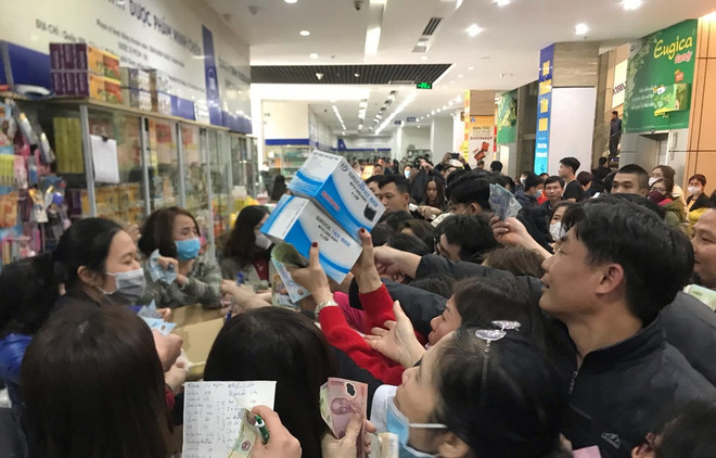 Công an Hà Nội công bố 25 cơ sở ''chặt chém'' khẩu trang y tế ảnh 1