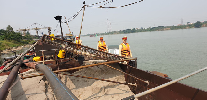 Hà Nội: Khai thác cát lậu, tàu từ Vĩnh Phúc bị phạt 55 triệu đồng ảnh 1