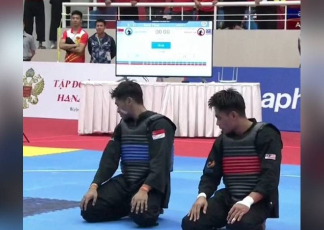 SEA Games 31: Xúc động tinh thần thể thao của VĐV Singapore, Malaysia ảnh 1