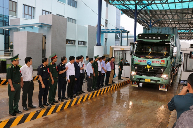 Hoạt động tại Nhà Kiểm soát liên hợp, Cửa khẩu quốc tế La Lay. (Nguồn: Báo Hải quan) Quảng Trị hợp tác kinh tế cửa khẩu gắn với hành lang Đông-Tây ảnh 3