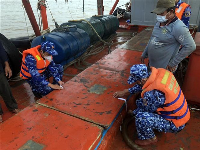 Sóc Trăng phát hiện tàu chở 40.000 lít dầu không rõ nguồn gốc ảnh 1