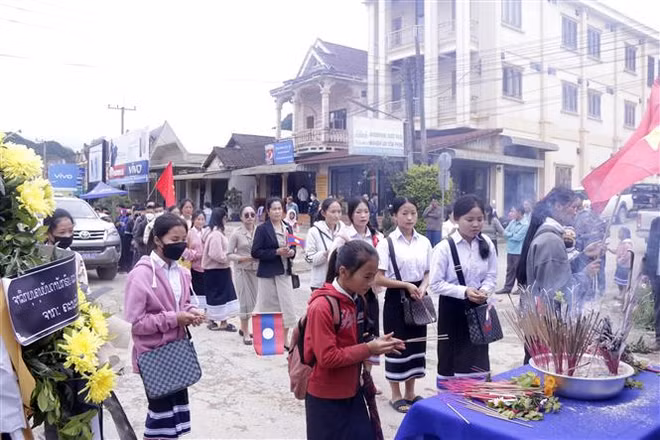 Cộng đồng người Việt tại tỉnh Oudomxay của Lào tri ân anh hùng liệt sỹ ảnh 1