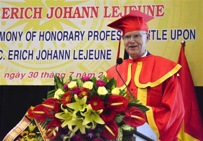 Tặng Chủ tịch tổ chức Trái tim vì trái tim danh hiệu giáo sư danh dự ảnh 1