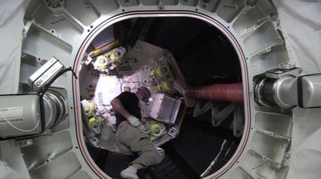 Các nhà du hành đặt chân vào ngôi nhà không gian trên ISS ảnh 1