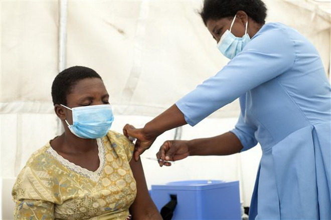 Tiêm vaccine phòng dịch COVID-19 cho người dân tại Blantyre, Malawi, ngày 26/3/2021. (Ảnh: THX/TTXVN) Thế giới đã tiêm hơn 510 triệu liều vaccine phòng COVID-19 ảnh 1