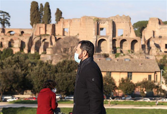 COVID-19: Italy nới lỏng hạn chế, nhân viên Facebook trở lại làm việc ảnh 1