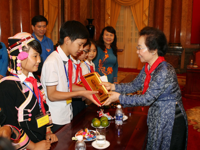 Phó Chủ tịch nước gặp mặt, động viên trẻ em nghèo hiếu học ảnh 1